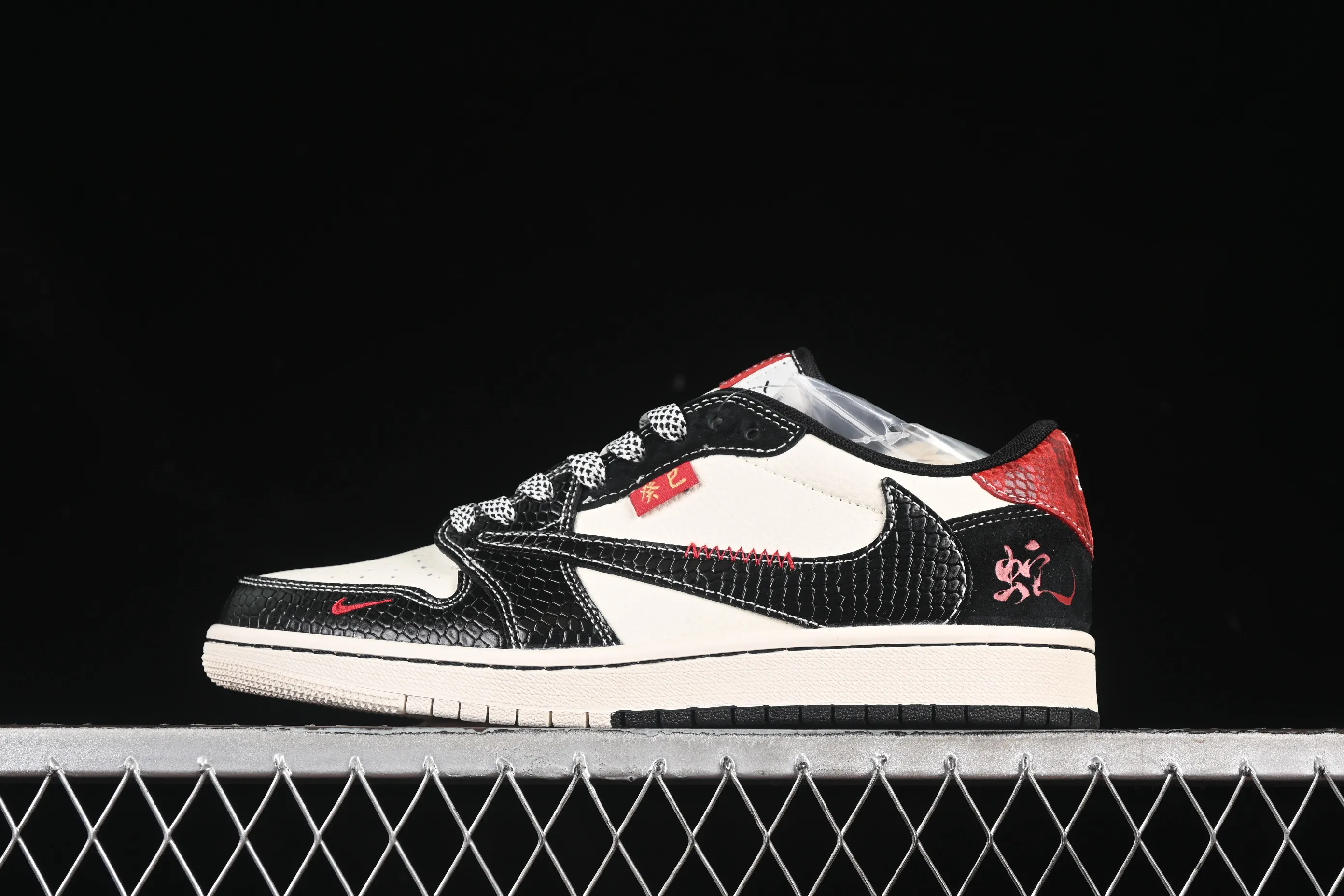 All Categories Air Jordan Jordan Series Basketball Shoes Air Jordan 1 Low High-end Customized Low-top Shoes Travis Scott x Fragment Design x Air Jordan 1 Low OG SP AJ1 Joe 1 Year of the Snake Limited Double Black Snake Pattern Low-top Cultural Casual Shoes YX5066-306